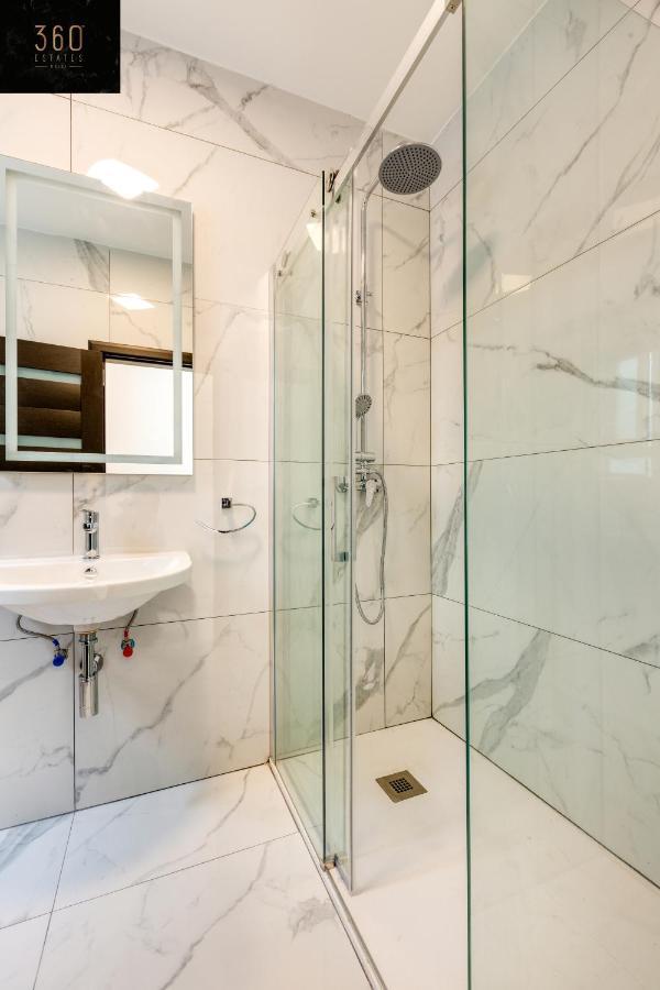 A Sunny 2br Pent With Comfy, Fully Equipped Living By 360 Estates Apartment